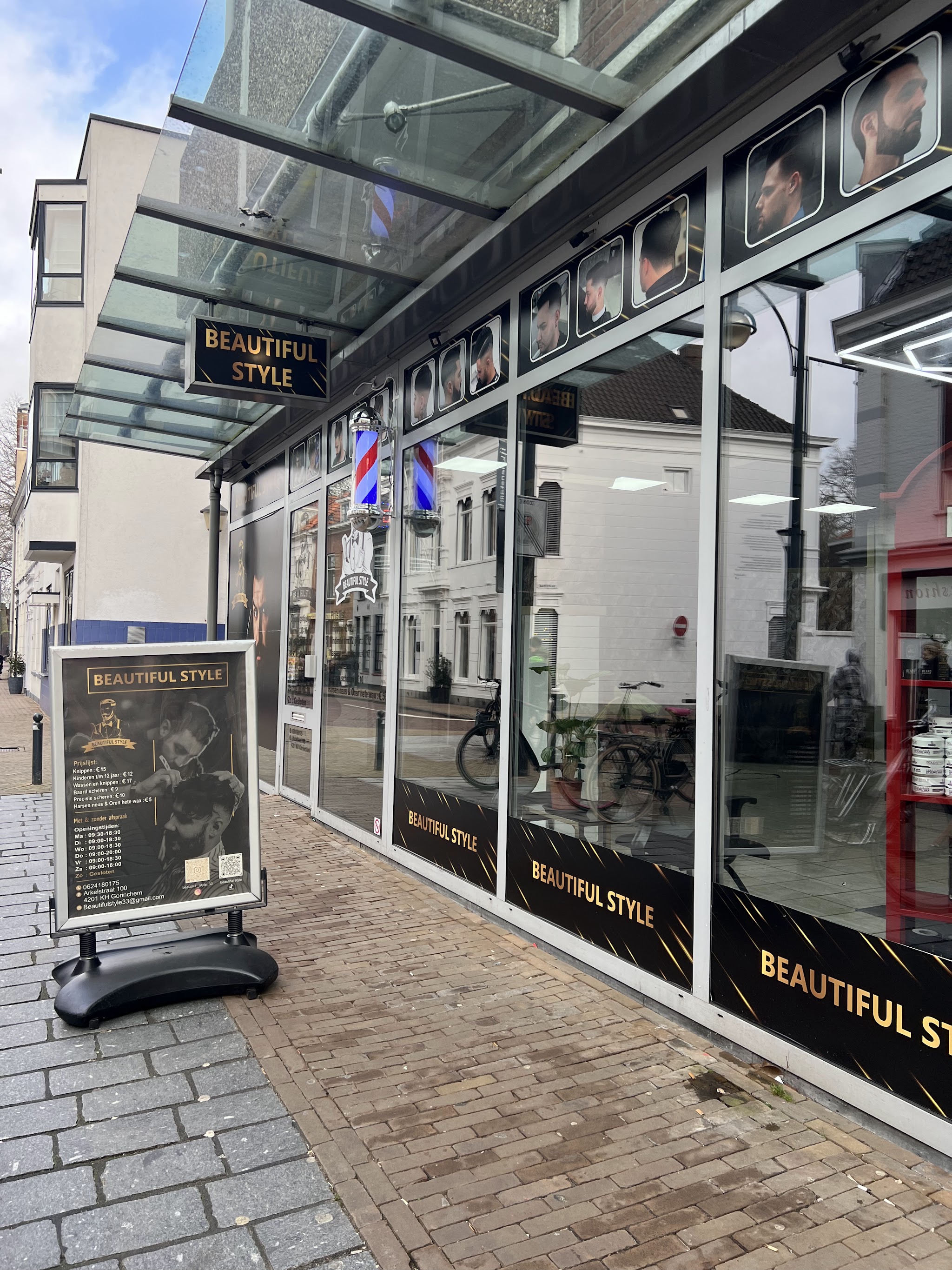 De gevel van Beautiful Style aan de Arkelstraat met uithangbord en kapperspaal