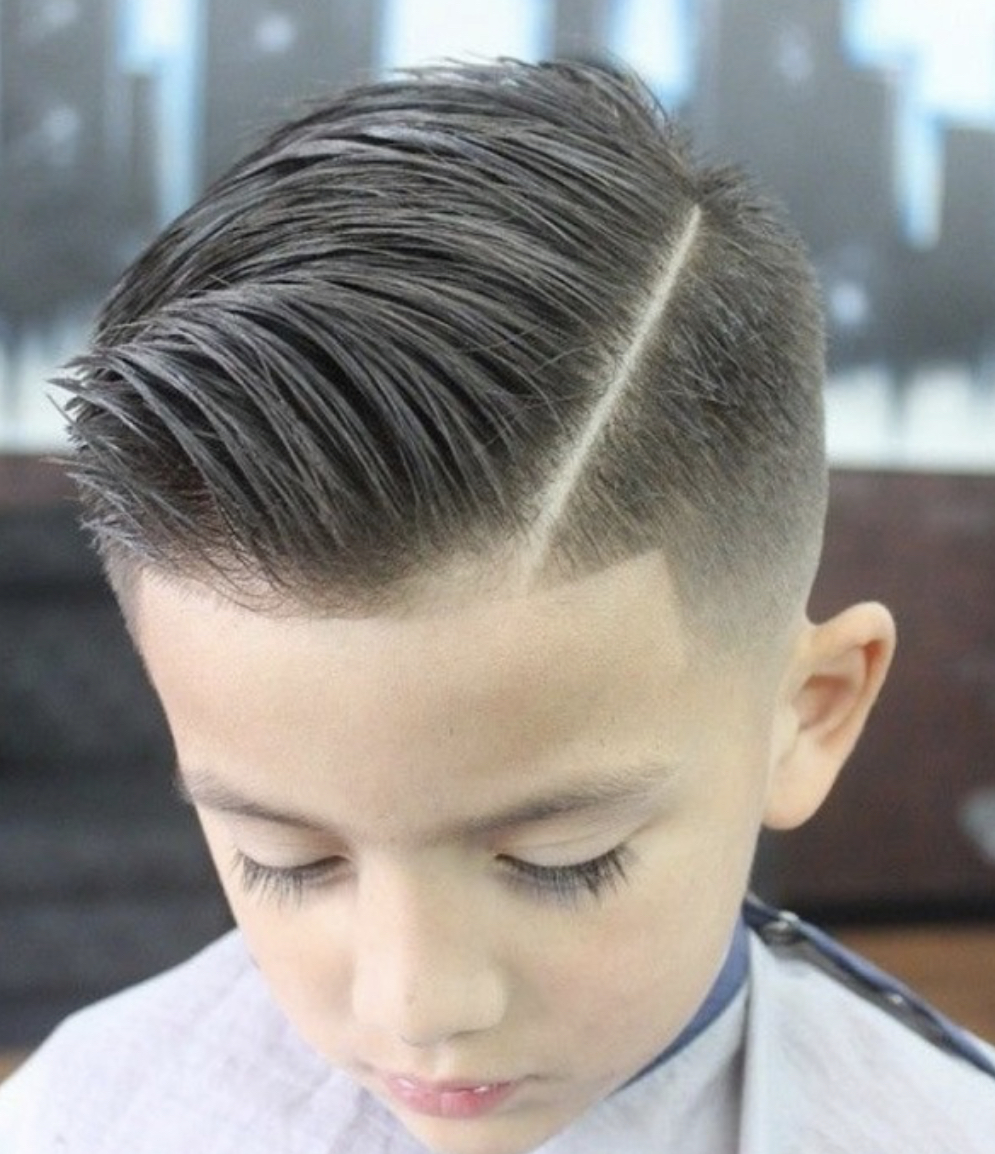 Kinderknipbeurt met korte fade en strakke scheiding