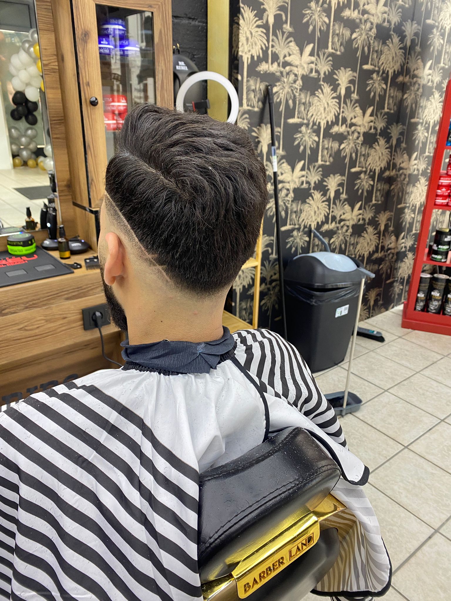 Getextureerde fade met lijn in de nek, in de zaak met goudkleurig palmbehang
